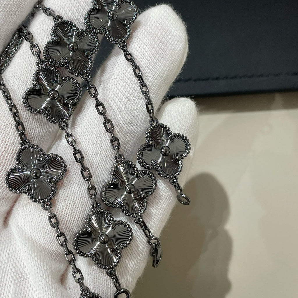 [Twinkle jewelry]New CLOVER 5 MOTIF BLACK BRACELET