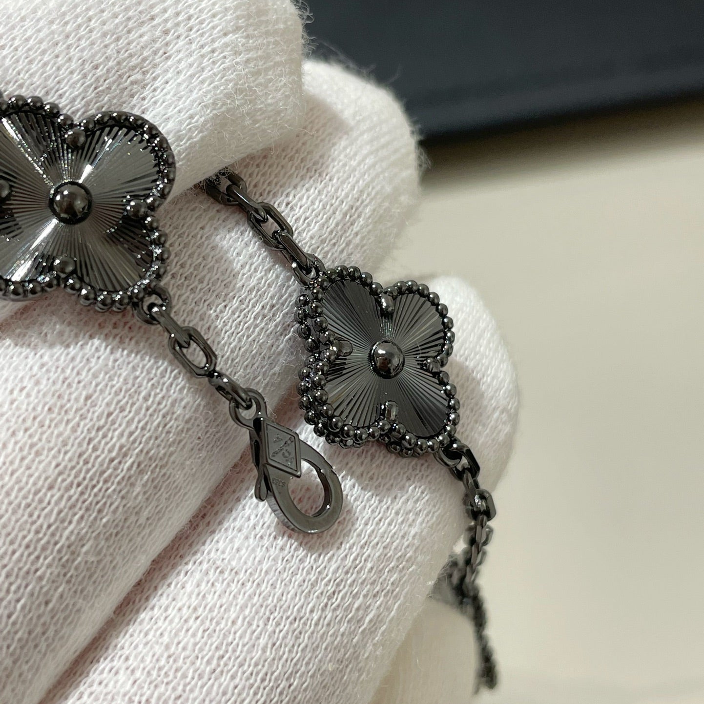 [Twinkle jewelry]New CLOVER 5 MOTIF BLACK BRACELET