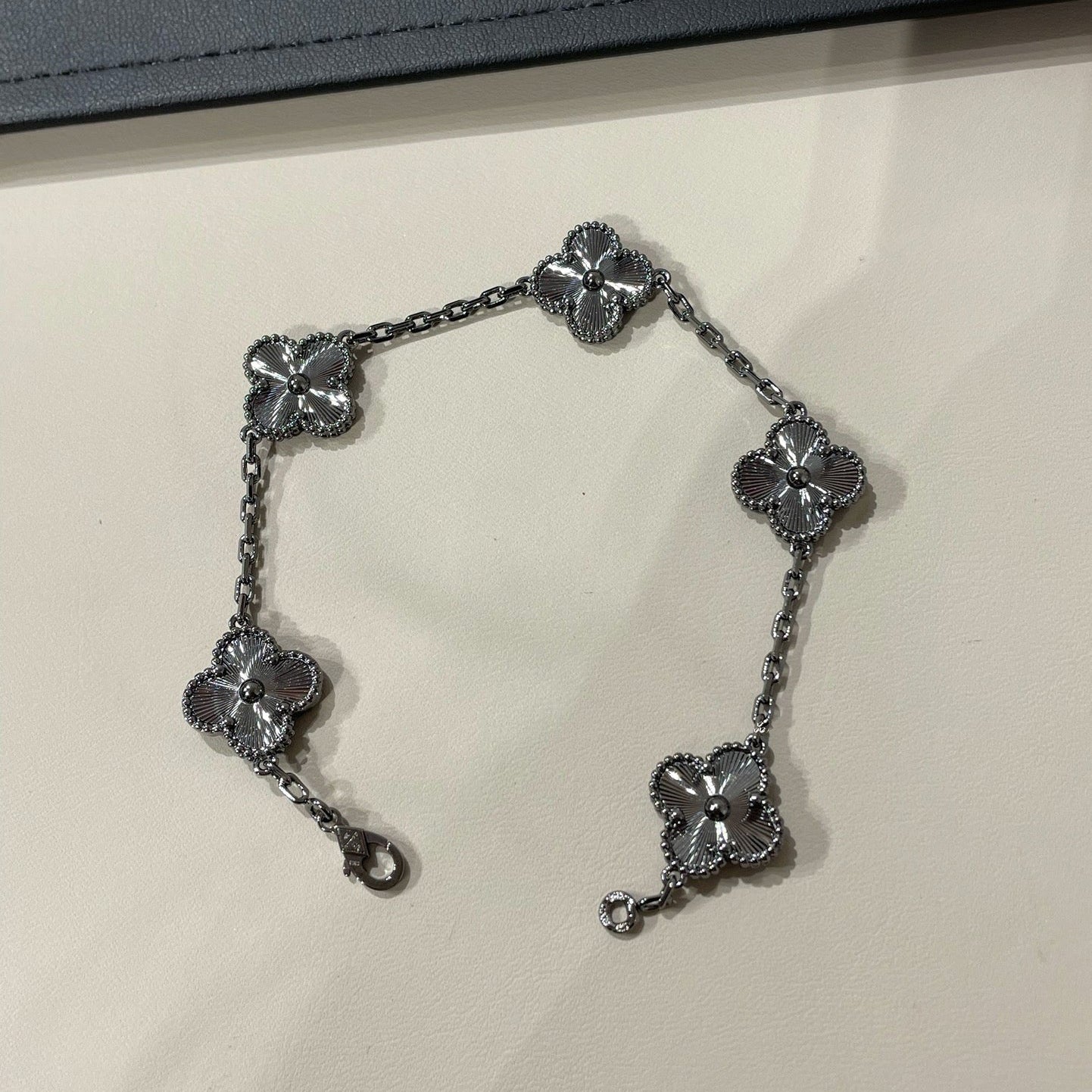 [Twinkle jewelry]New CLOVER 5 MOTIF BLACK BRACELET