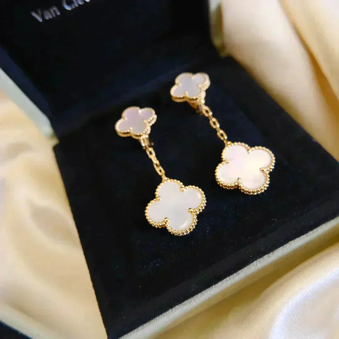 ¡®Twinkle jewelry¡¯CLOVER 2 MOTIF WHITE MOP EARRINGS