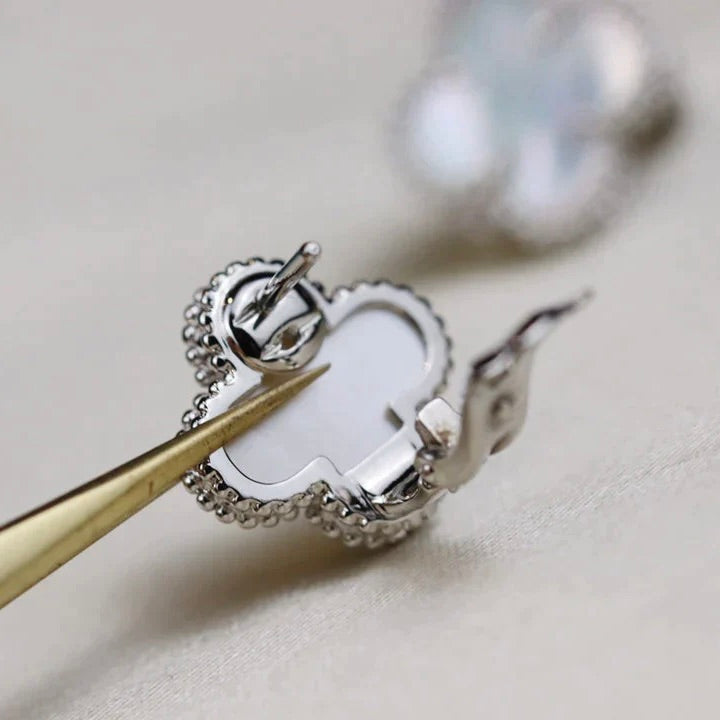 ¡®Twinkle jewelry¡¯CLOVER MEDIUM 1 MOTIFS  WHITE MOP EARRINGS SILVER