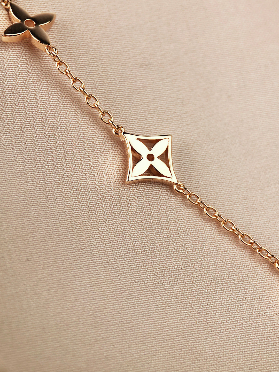 ¡®Twinkle jewelry¡¯STAR AND SUN 7 MOTIFS GOLD BRACELET