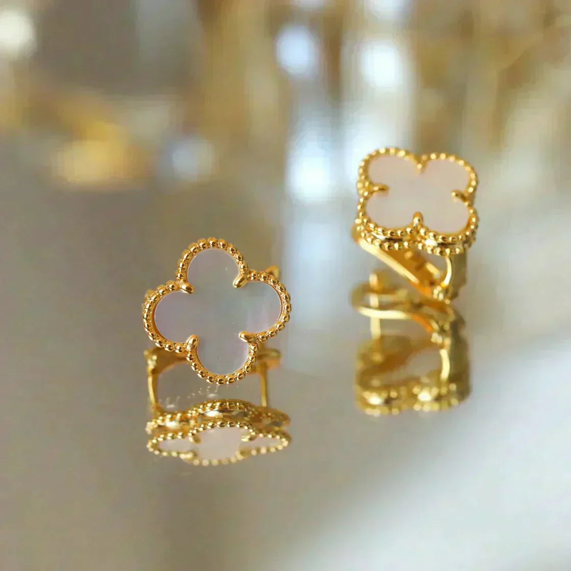 ¡®Twinkle jewelry¡¯CLOVER MEDIUM 1 MOTIFS  WHITE MOP STUD EARRINGS