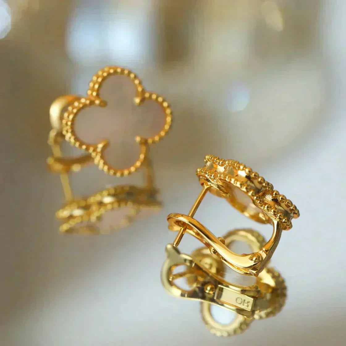 ¡®Twinkle jewelry¡¯CLOVER MEDIUM 1 MOTIFS  WHITE MOP STUD EARRINGS