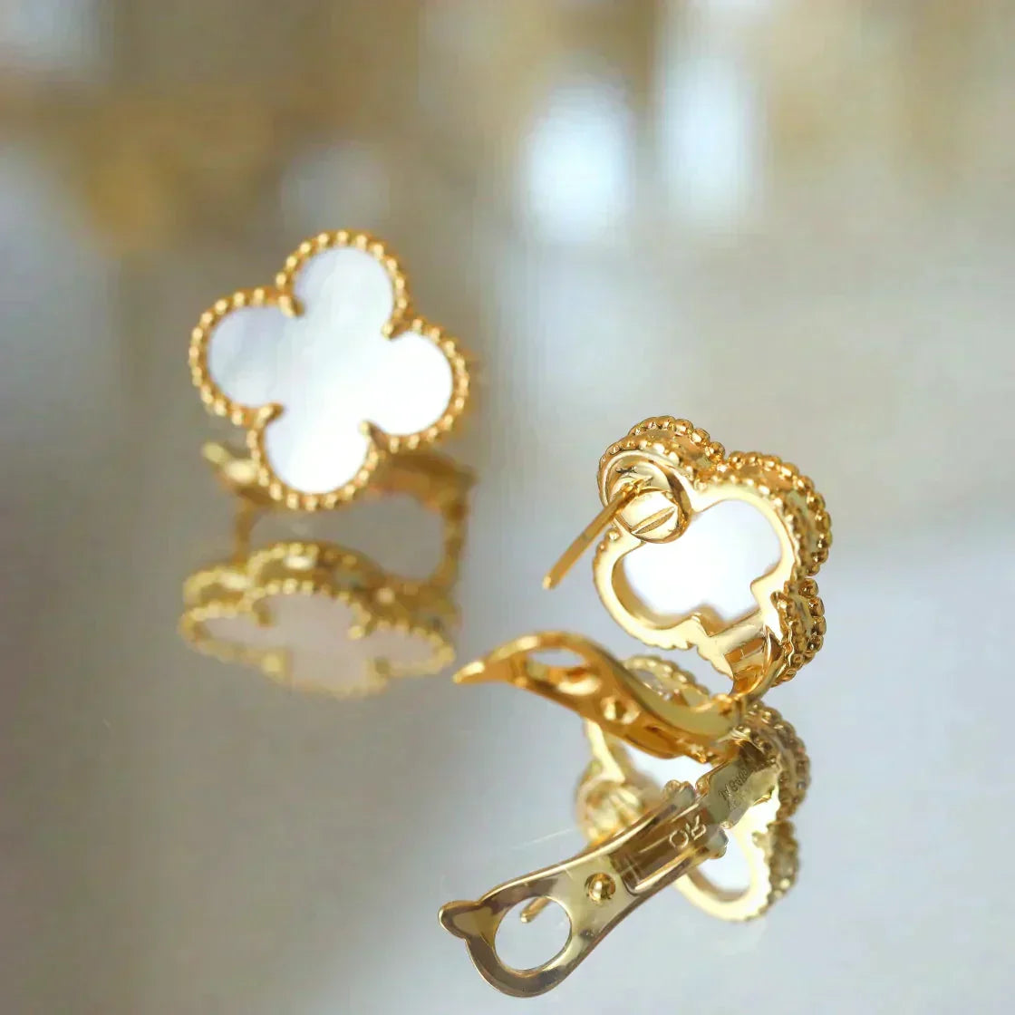 ¡®Twinkle jewelry¡¯CLOVER MEDIUM 1 MOTIFS  WHITE MOP STUD EARRINGS