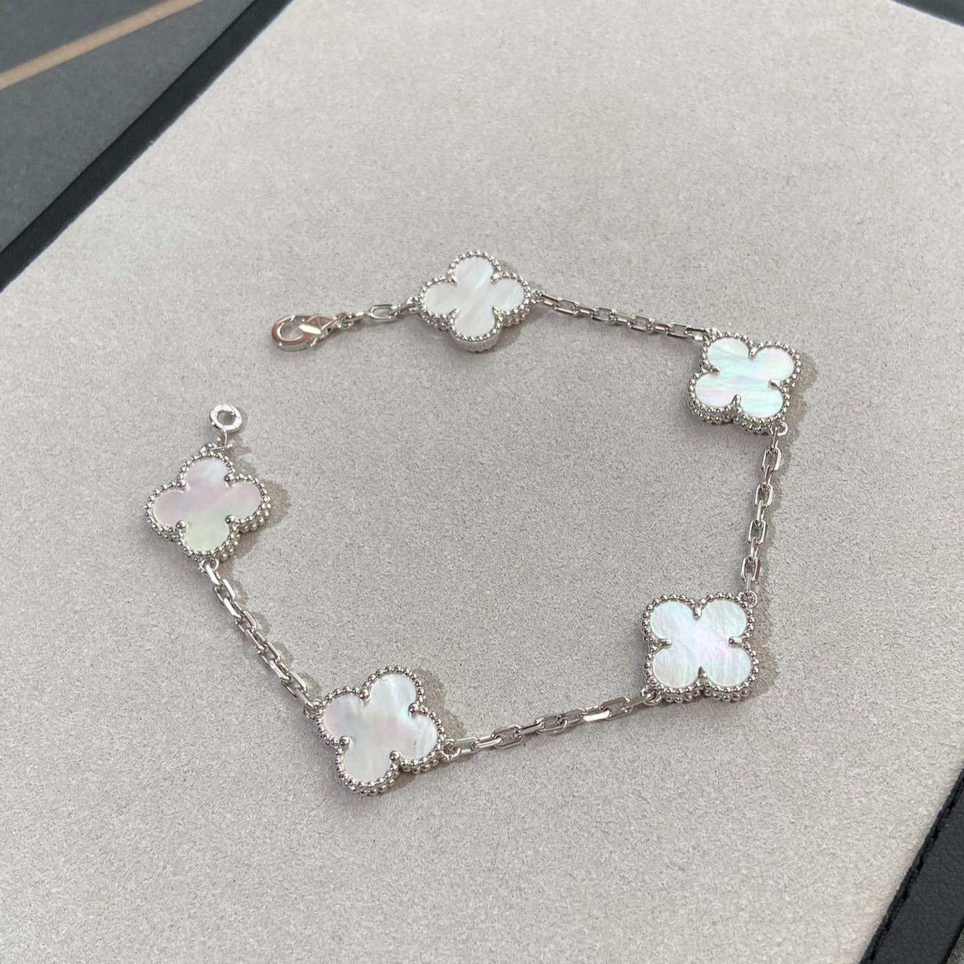 [Twinkle jewelry]New CLOVER WHITE PEARL MOP 5 MOTIF BRACELET COLLECTION