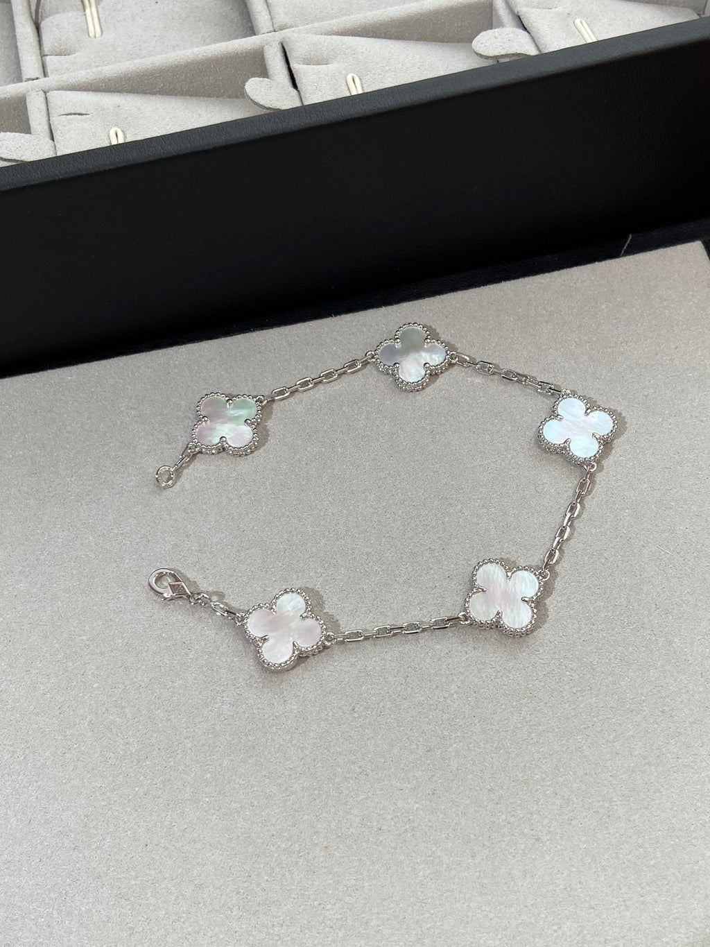 [Twinkle jewelry]New CLOVER WHITE PEARL MOP 5 MOTIF BRACELET COLLECTION