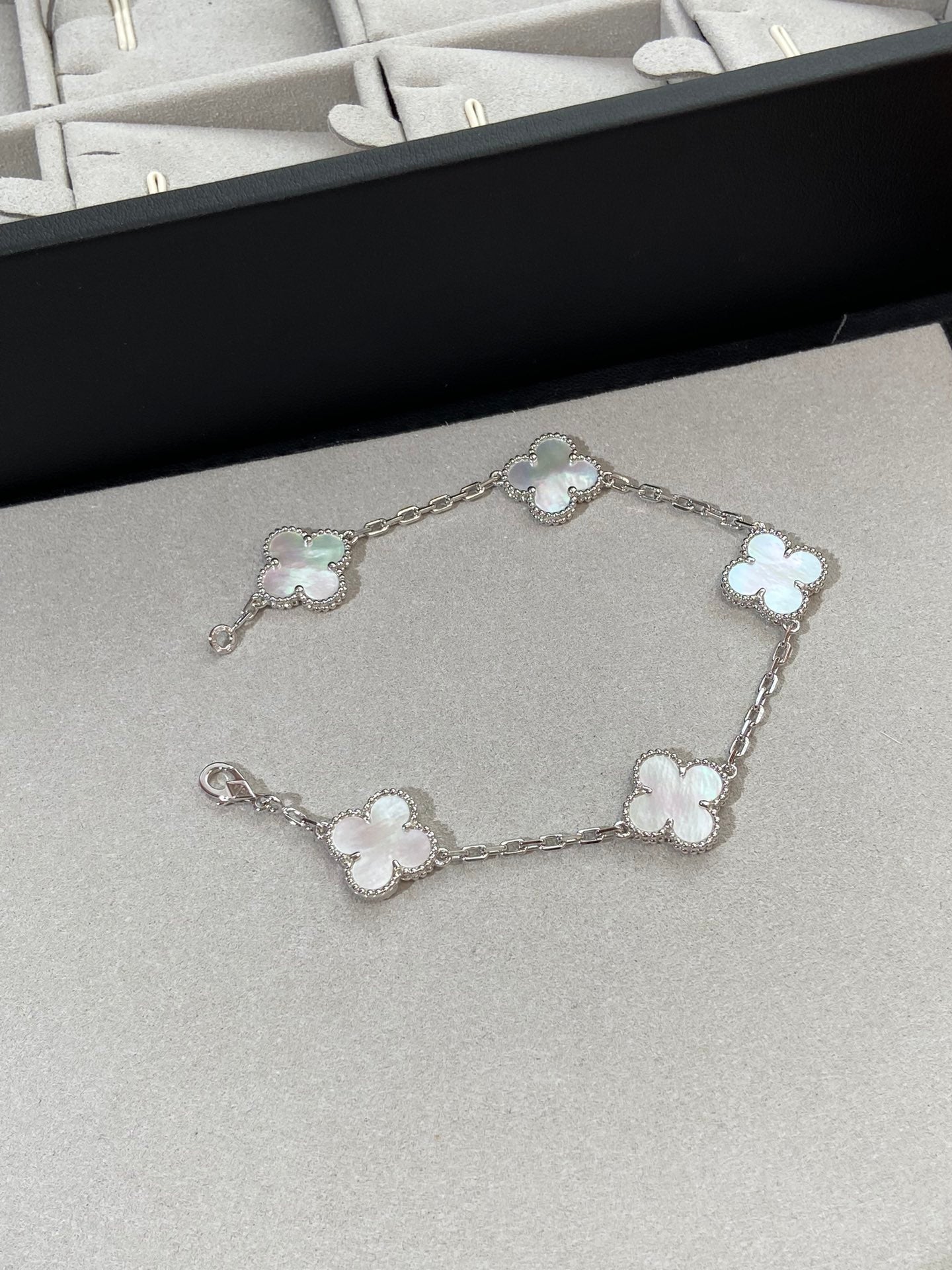 [Twinkle jewelry]New CLOVER WHITE PEARL MOP 5 MOTIF BRACELET COLLECTION