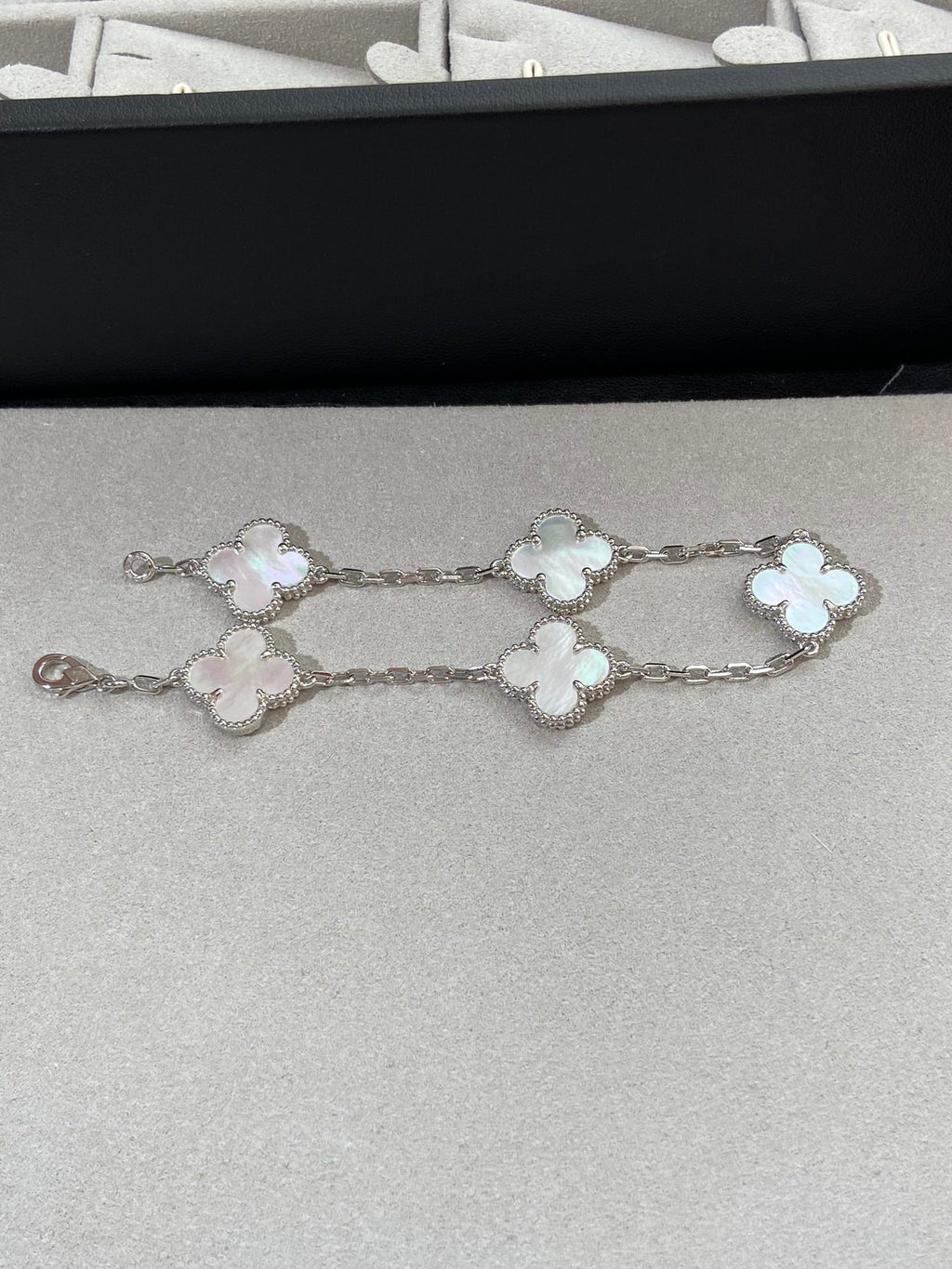 [Twinkle jewelry]New CLOVER WHITE PEARL MOP 5 MOTIF BRACELET COLLECTION