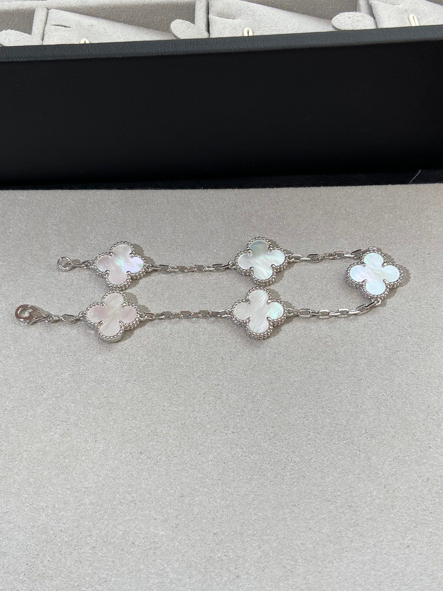 [Twinkle jewelry]New CLOVER WHITE PEARL MOP 5 MOTIF BRACELET COLLECTION