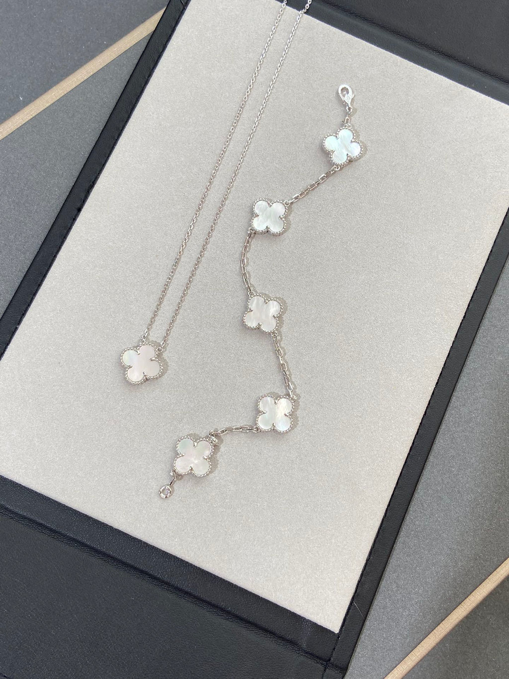 [Twinkle jewelry]New CLOVER WHITE PEARL MOP 5 MOTIF BRACELET COLLECTION