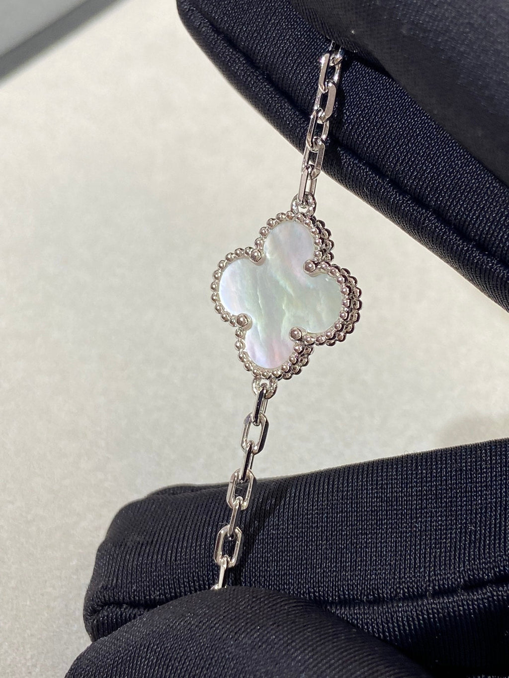 [Twinkle jewelry]New CLOVER WHITE PEARL MOP 5 MOTIF BRACELET COLLECTION