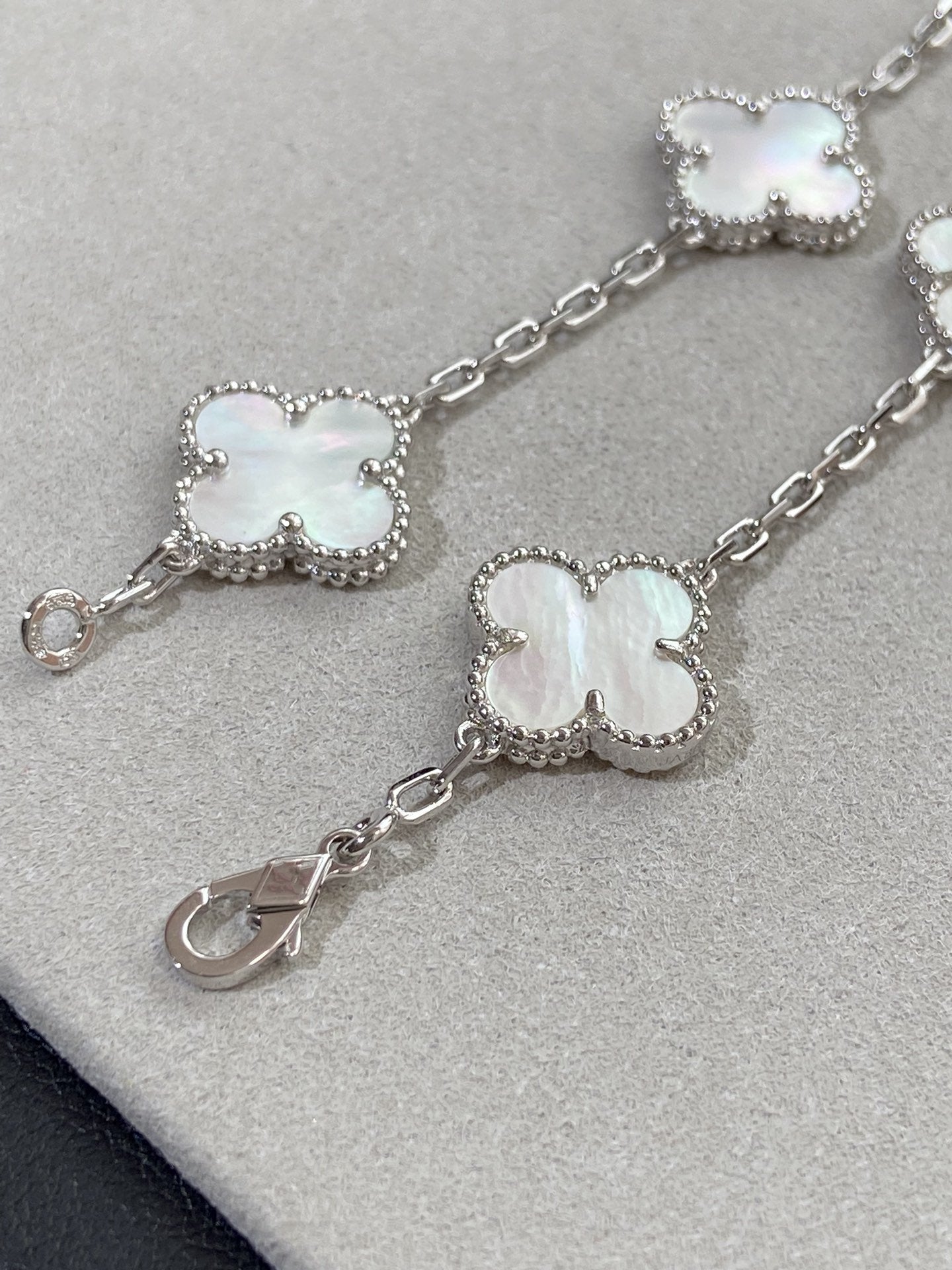 [Twinkle jewelry]New CLOVER WHITE PEARL MOP 5 MOTIF BRACELET COLLECTION