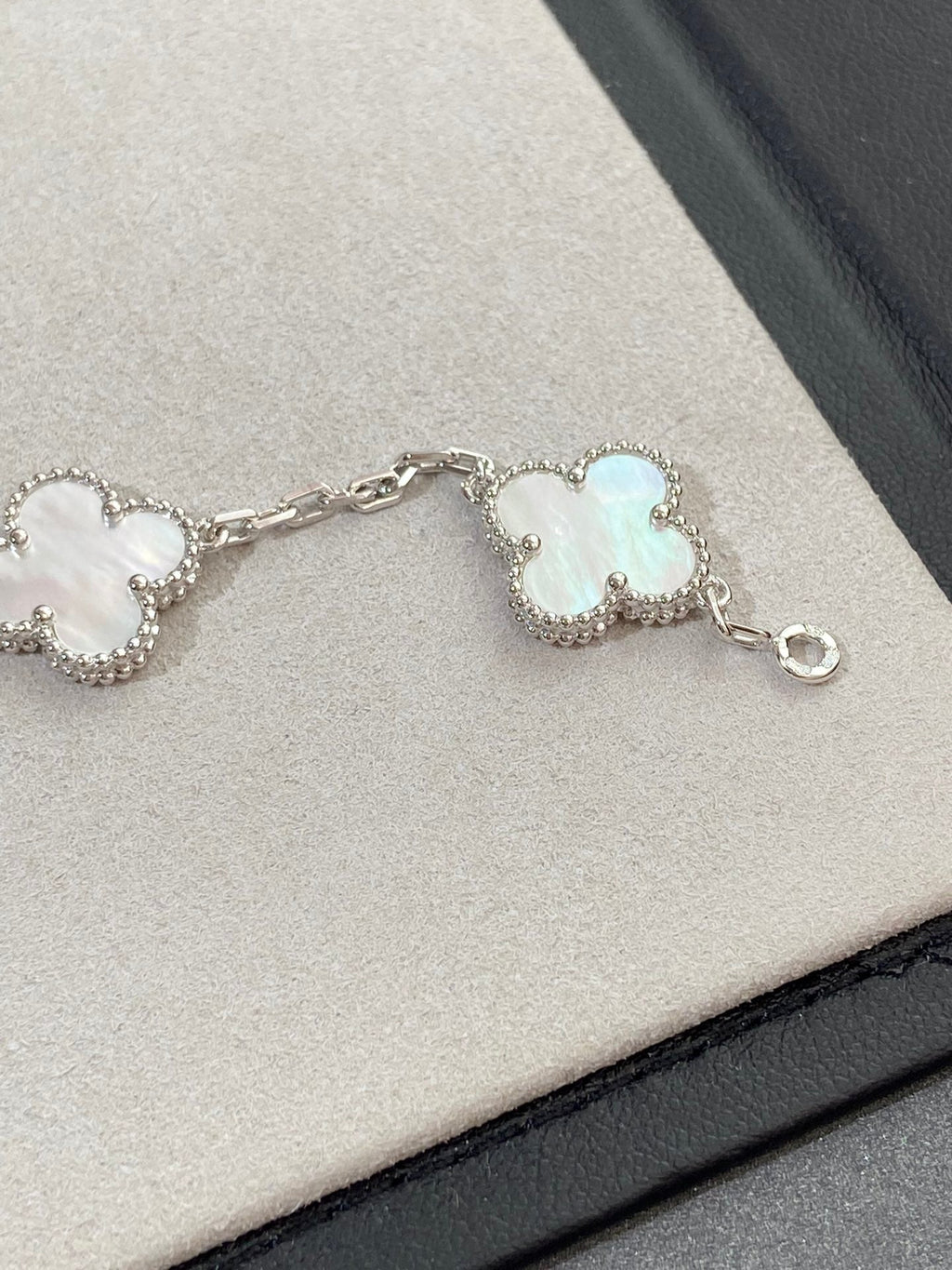 [Twinkle jewelry]New CLOVER WHITE PEARL MOP 5 MOTIF BRACELET COLLECTION