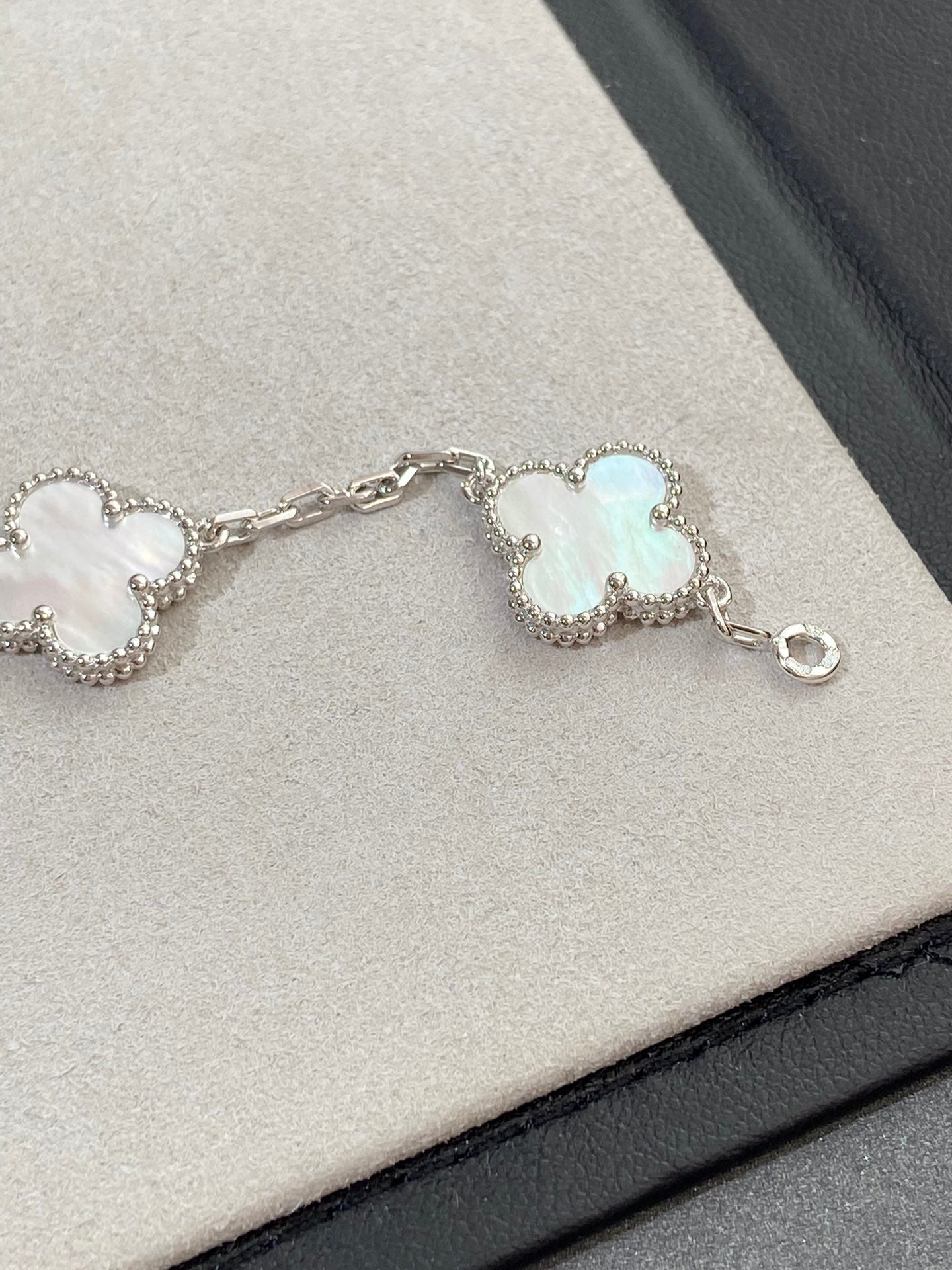 [Twinkle jewelry]New CLOVER WHITE PEARL MOP 5 MOTIF BRACELET COLLECTION
