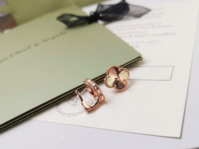 ¡®Twinkle jewelry¡¯CLOVER MEDIUM STUD EARRINGS