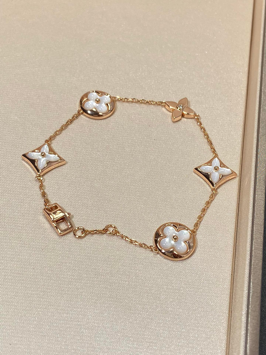 ¡®Twinkle jewelry¡¯STAR AND SUN 5 MOTIF MOP PINK GOLD BRACELET