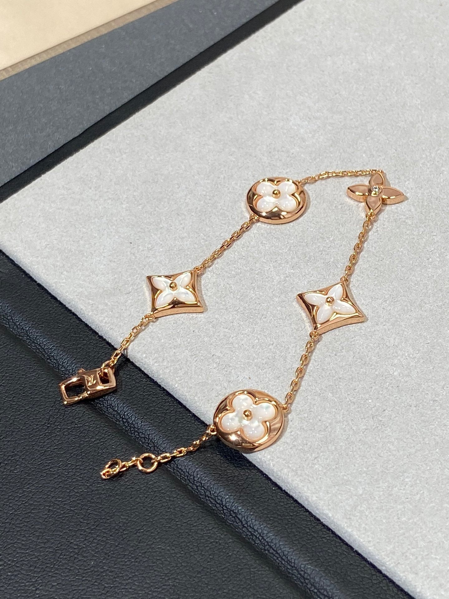 ¡®Twinkle jewelry¡¯STAR AND SUN 5 MOTIF MOP PINK GOLD BRACELET