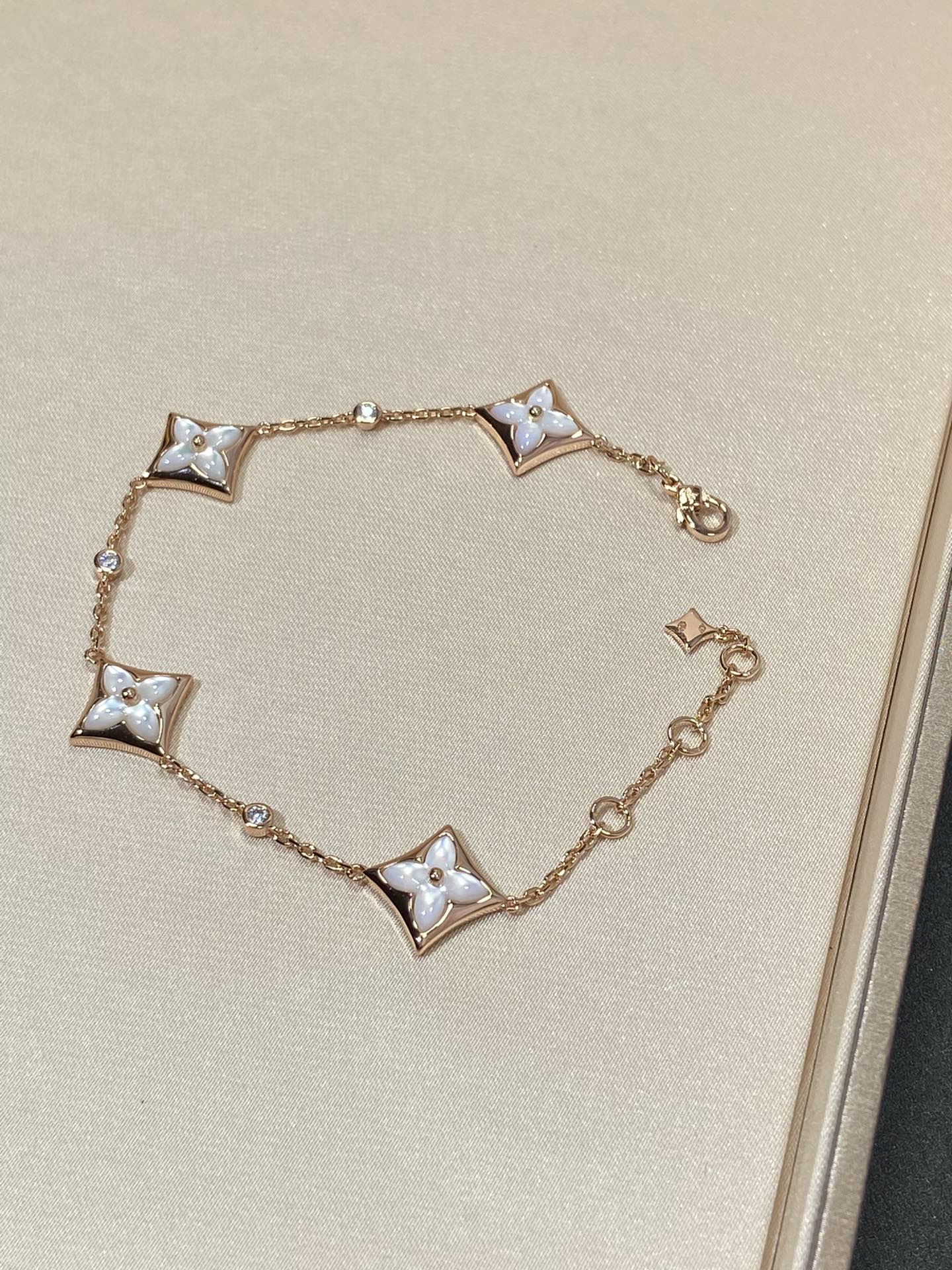 ¡®Twinkle jewelry¡¯STAR 4 MOTIF MOP DIAMOND PINK GOLD BRACELET