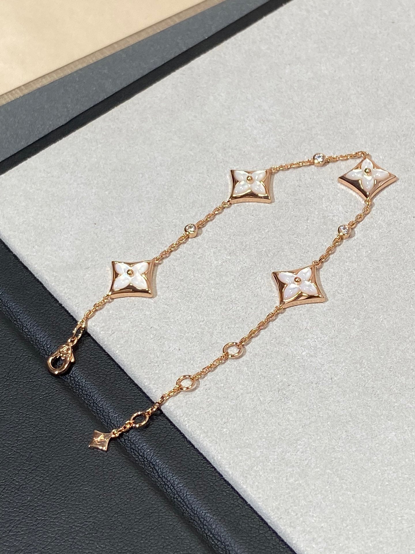 ¡®Twinkle jewelry¡¯STAR 4 MOTIF MOP DIAMOND PINK GOLD BRACELET