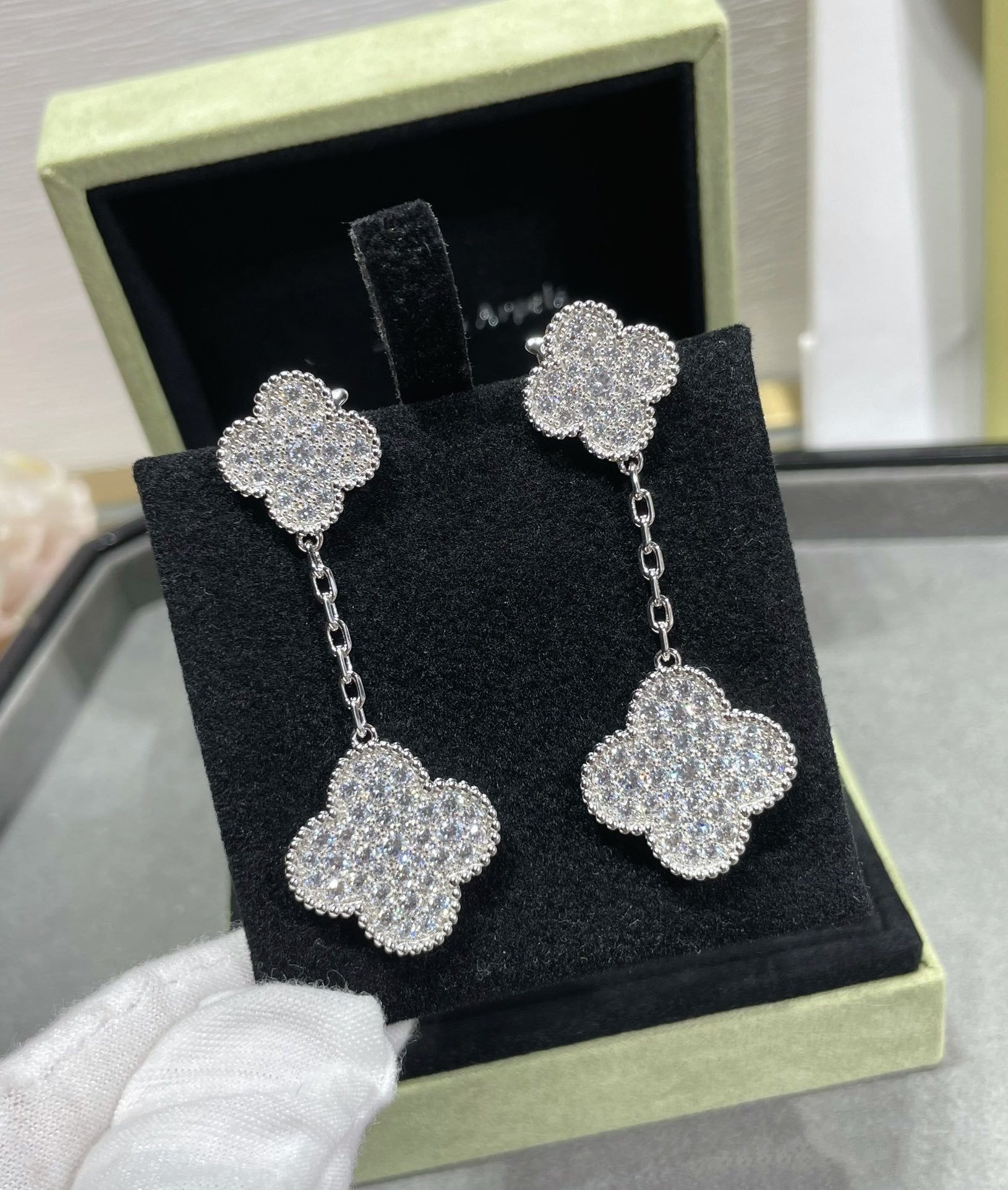 ¡®Twinkle jewelry¡¯CLOVER 2 MOTIFS DIAMOND PAVED SILVER EARRINGS