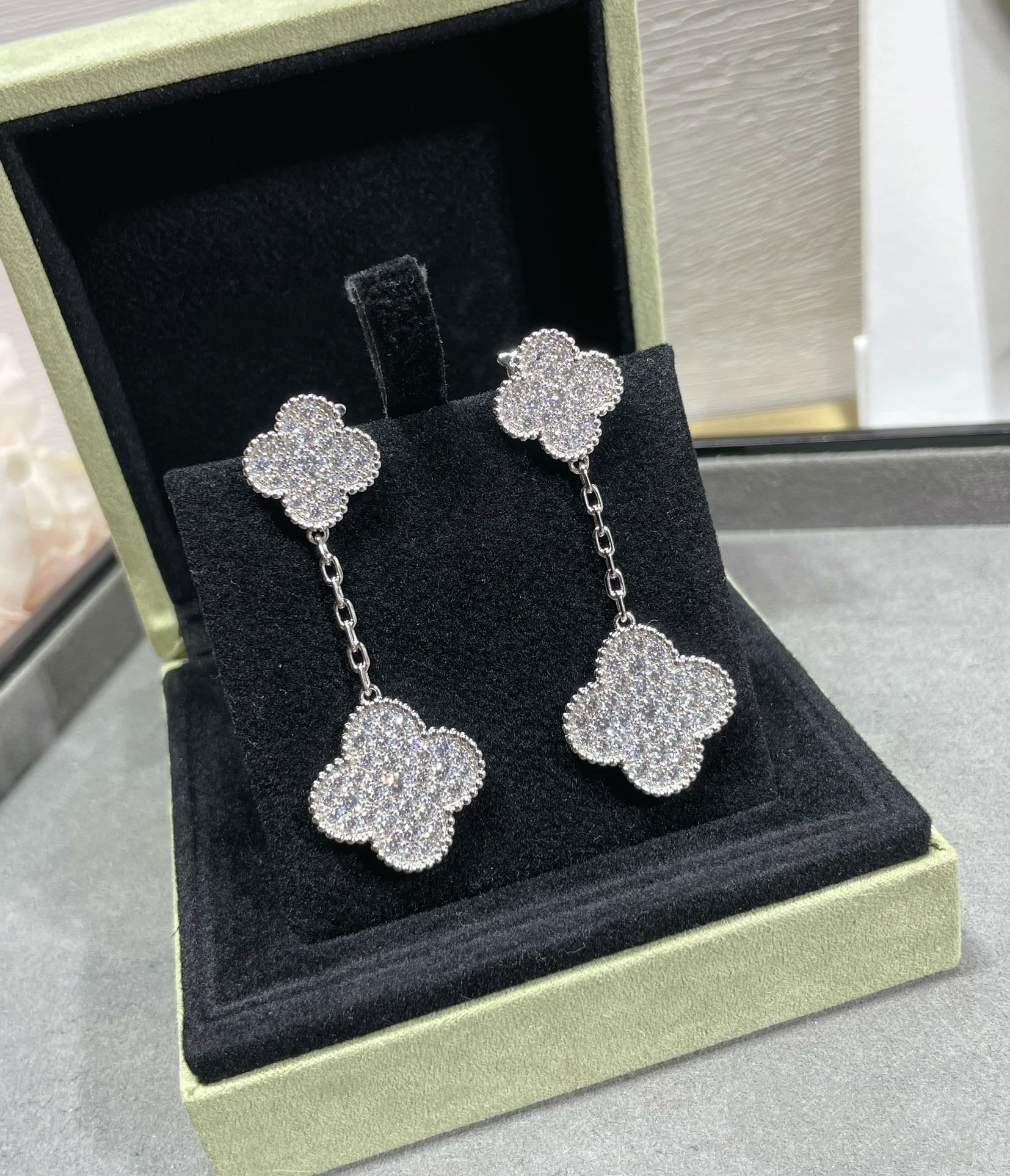 ¡®Twinkle jewelry¡¯CLOVER 2 MOTIFS DIAMOND PAVED SILVER EARRINGS