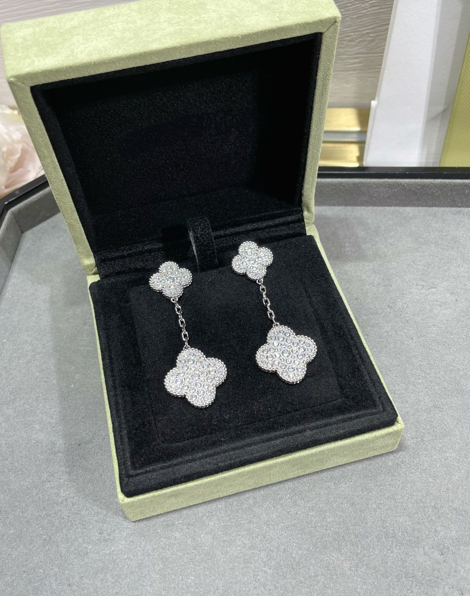 ¡®Twinkle jewelry¡¯CLOVER 2 MOTIFS DIAMOND PAVED SILVER EARRINGS