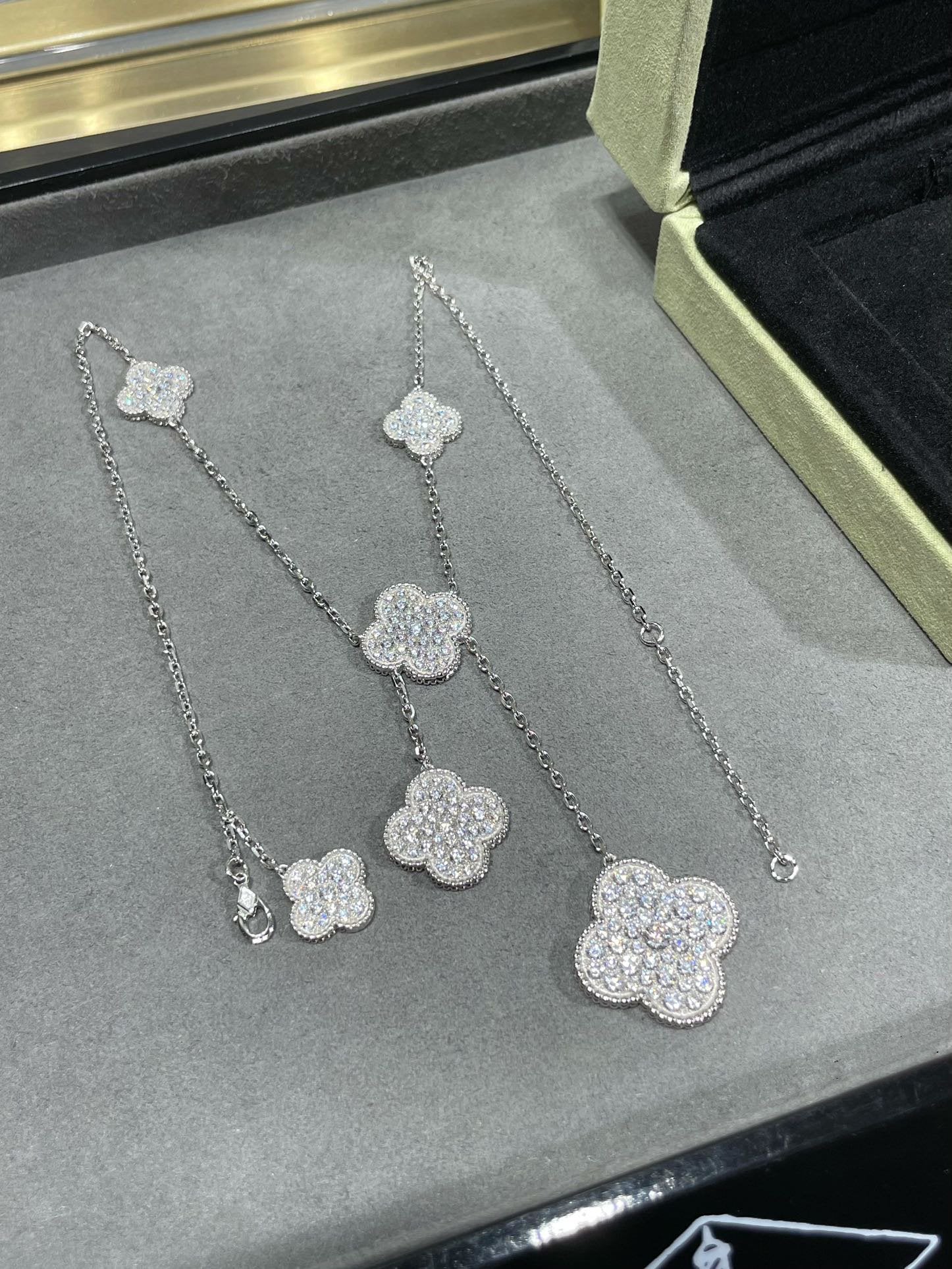 ¡®Twinkle jewelry¡¯CLOVER 6 MOTIF DIAMOND PAVED NECKLACE