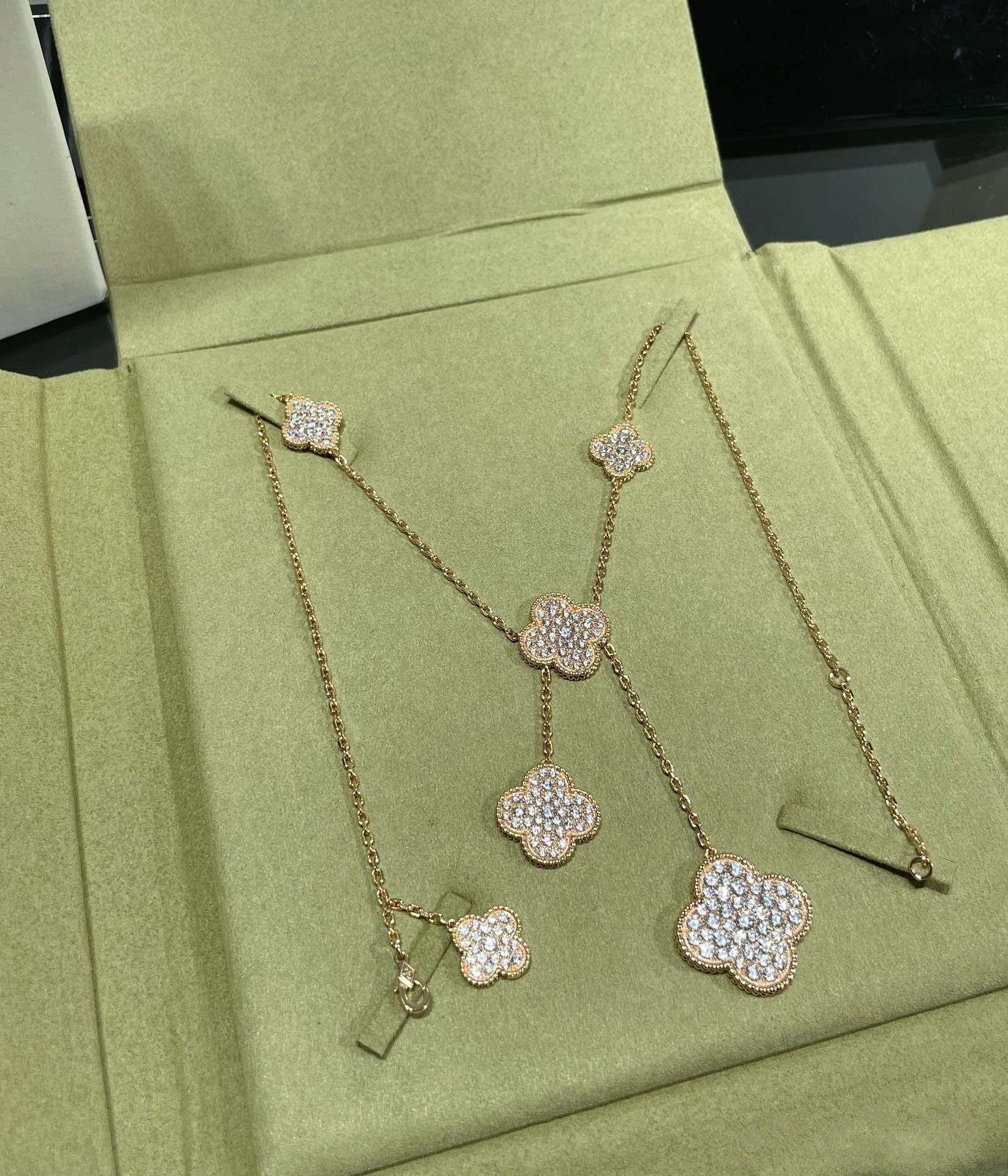 ¡®Twinkle jewelry¡¯CLOVER 6 MOTIF DIAMOND PAVED NECKLACE