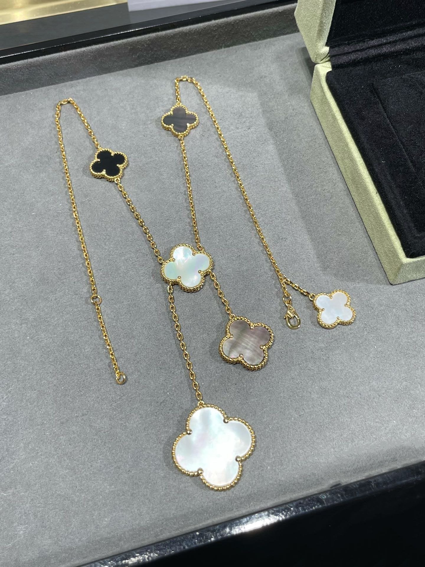 ¡®Twinkle jewelry¡¯CLOVER 6 MOTIF MOP ONYX GOLD NECKLACE
