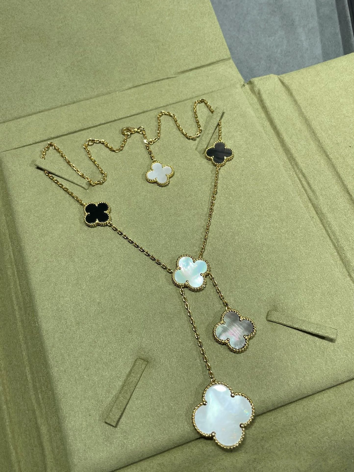 ¡®Twinkle jewelry¡¯CLOVER 6 MOTIF MOP ONYX GOLD NECKLACE