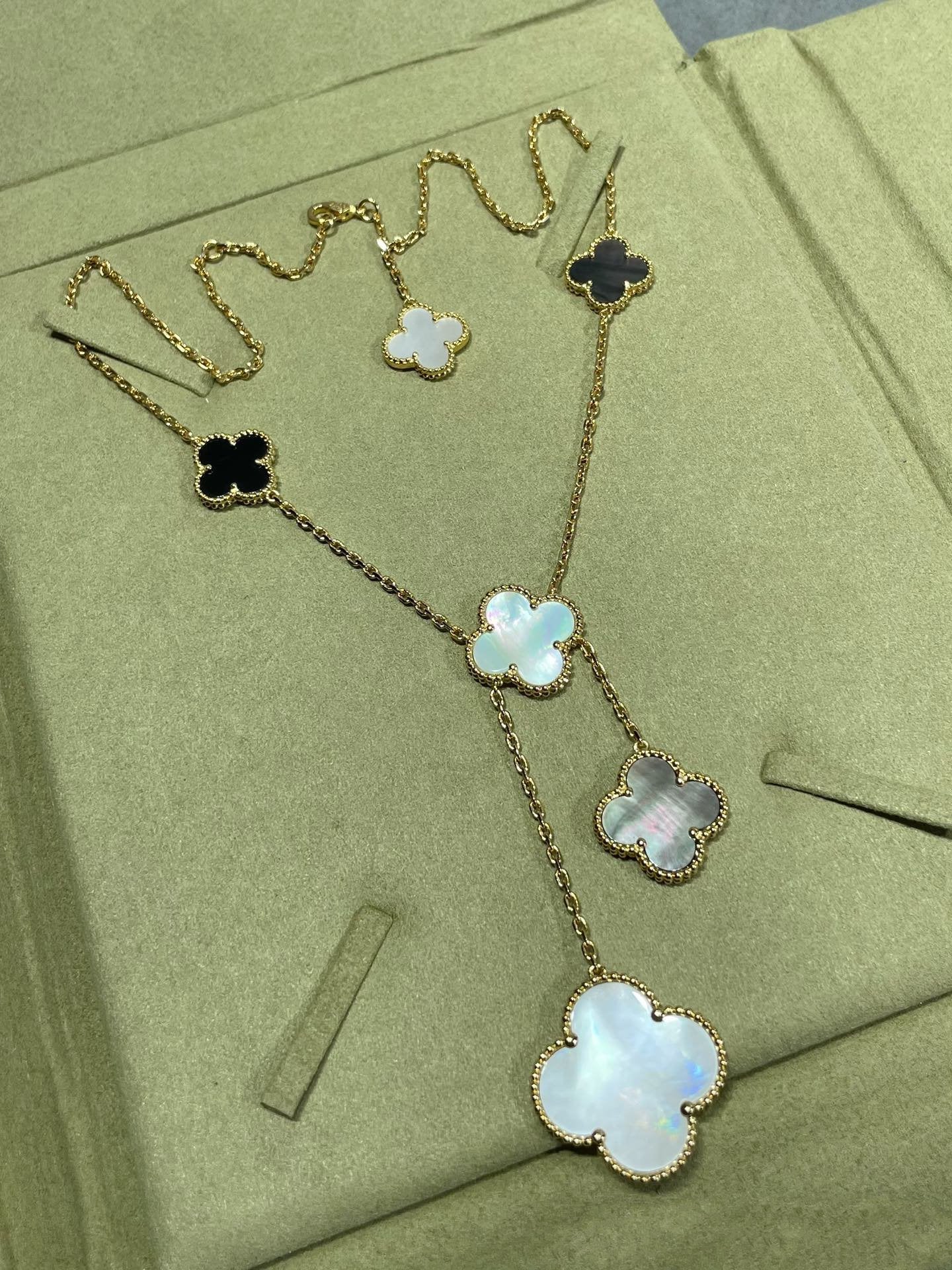 ¡®Twinkle jewelry¡¯CLOVER 6 MOTIF MOP ONYX GOLD NECKLACE