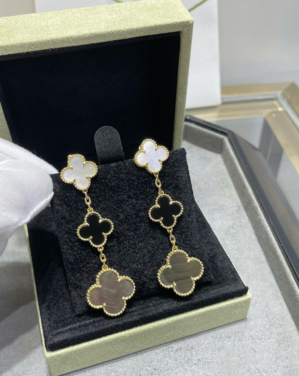¡®Twinkle jewelry¡¯CLOVER 3 MOTIF MOP ONYX DARK MOP PINK GOLD EARRINGS