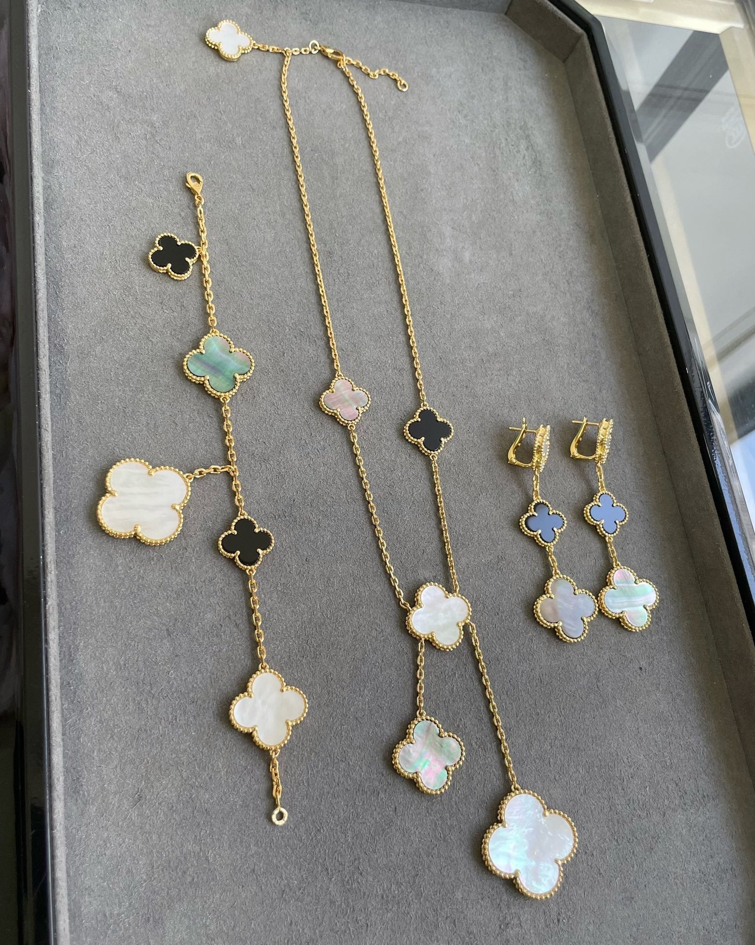 ¡®Twinkle jewelry¡¯CLOVER 3 MOTIF MOP ONYX DARK MOP PINK GOLD EARRINGS