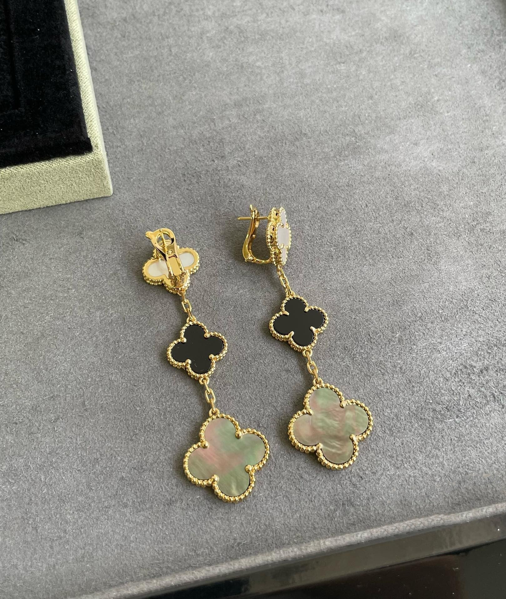 ¡®Twinkle jewelry¡¯CLOVER 3 MOTIF MOP ONYX DARK MOP PINK GOLD EARRINGS