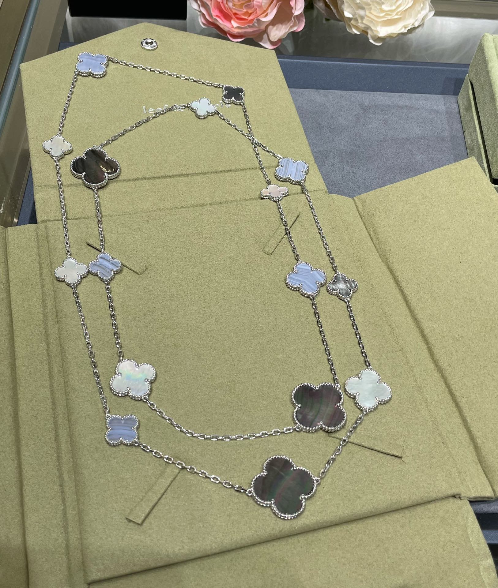 ¡®Twinkle jewelry¡¯CLOVER 16 MOTIF CHALCEDONY MOP SILVER NECKLACE