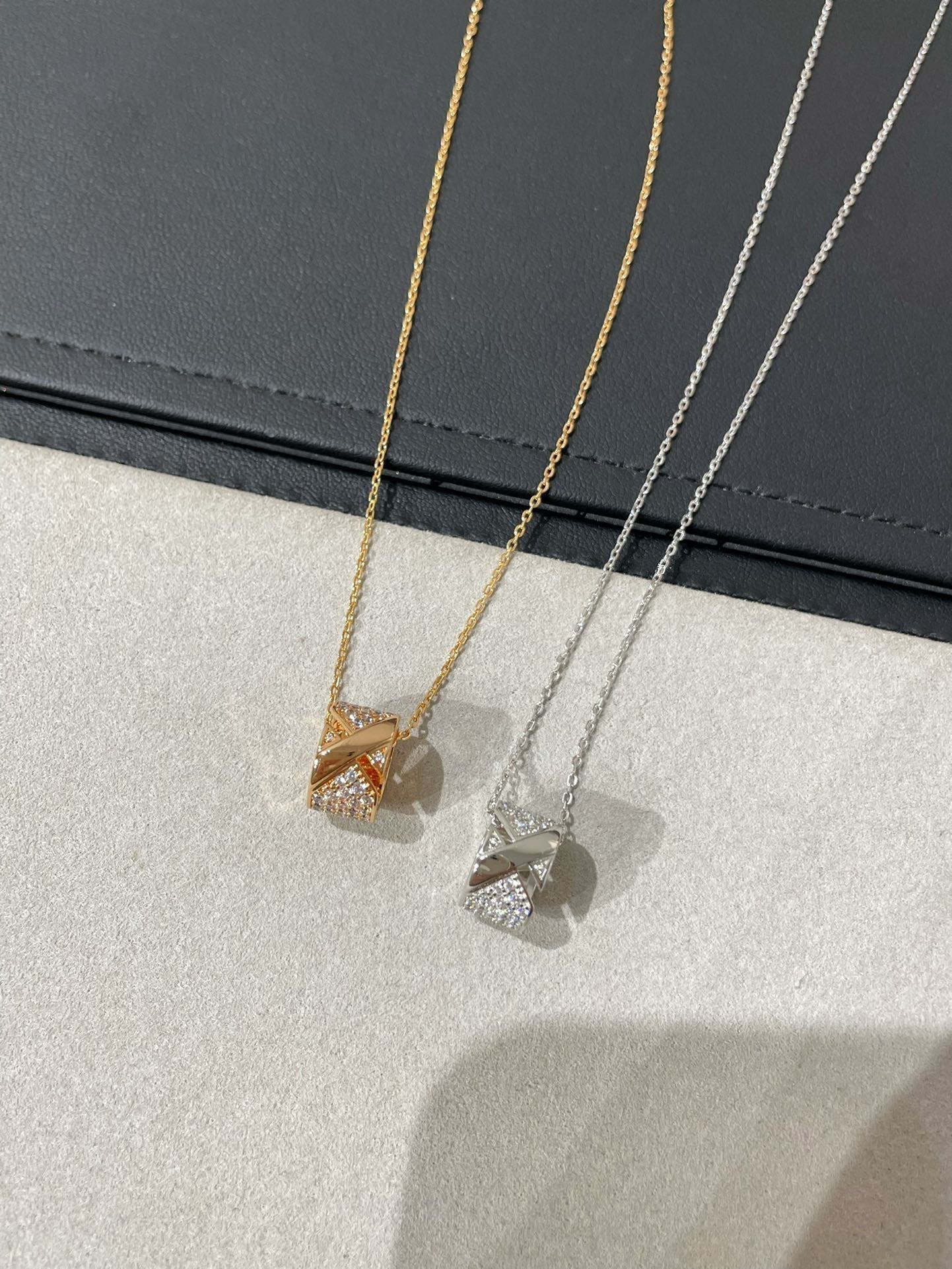 ¡®Twinkle jewelry¡¯LIENS EVIDENCE DIAMOND PAVED NECKLACE