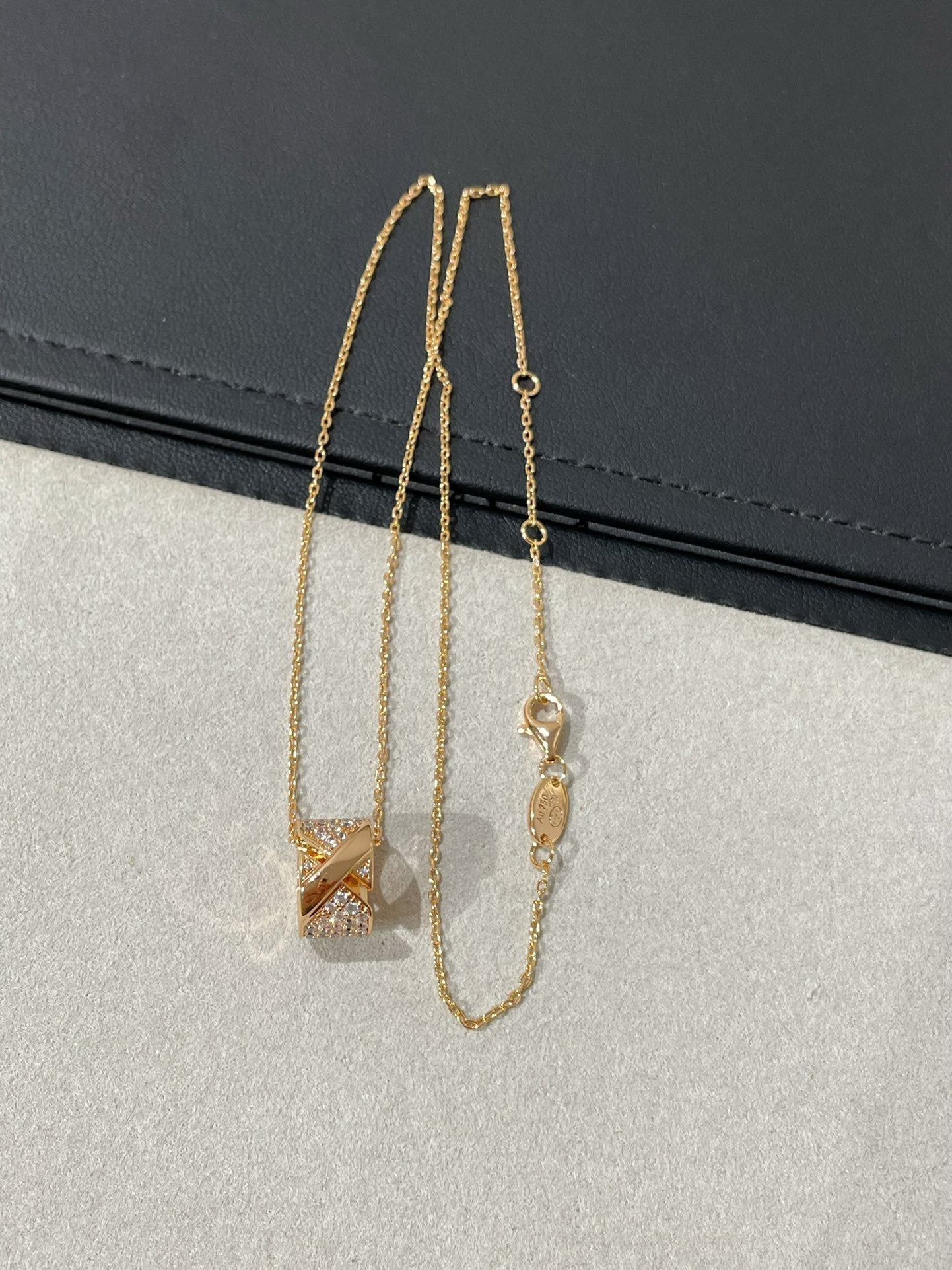 ¡®Twinkle jewelry¡¯LIENS EVIDENCE DIAMOND PAVED NECKLACE