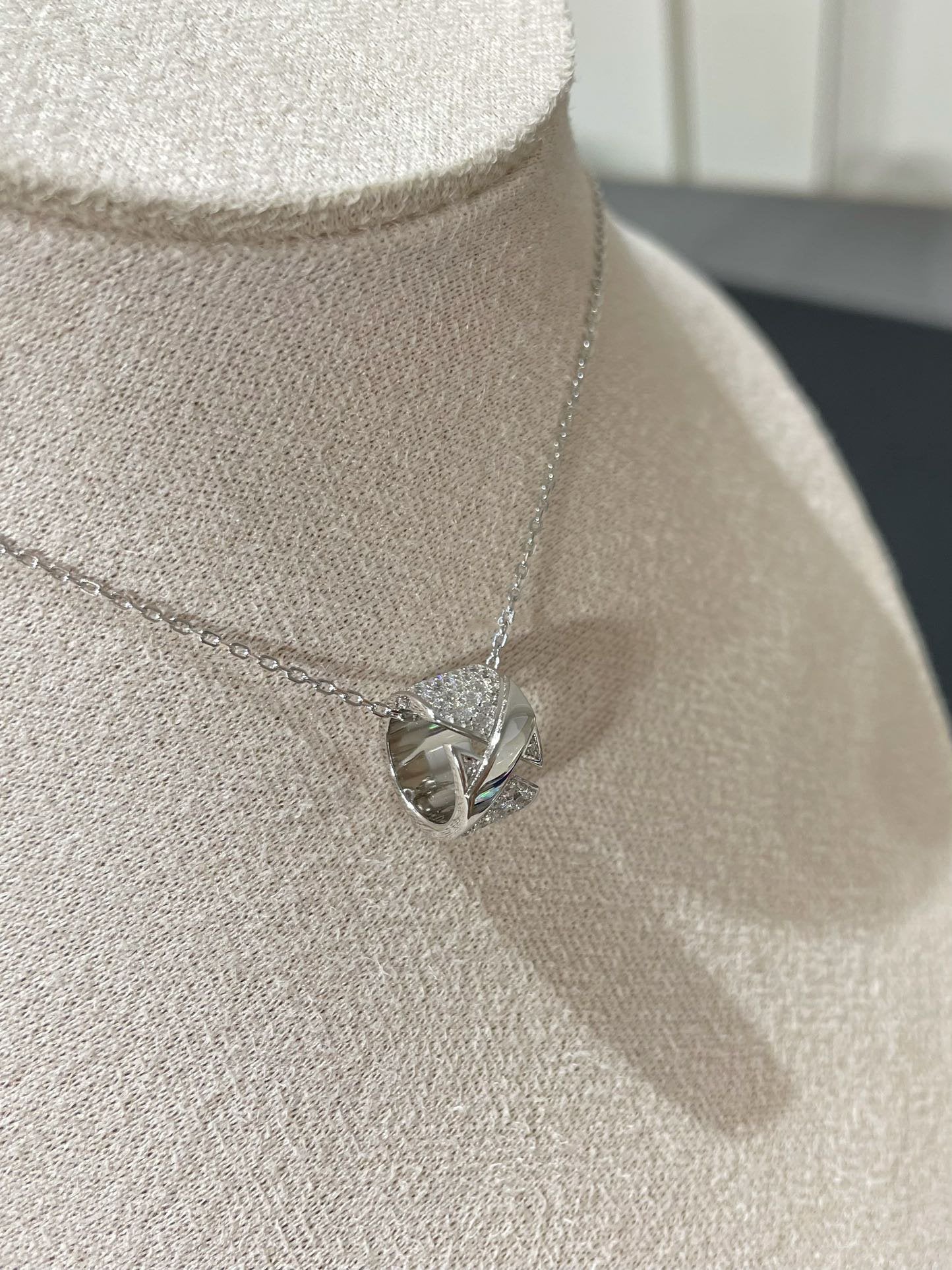¡®Twinkle jewelry¡¯LIENS EVIDENCE DIAMOND PAVED NECKLACE