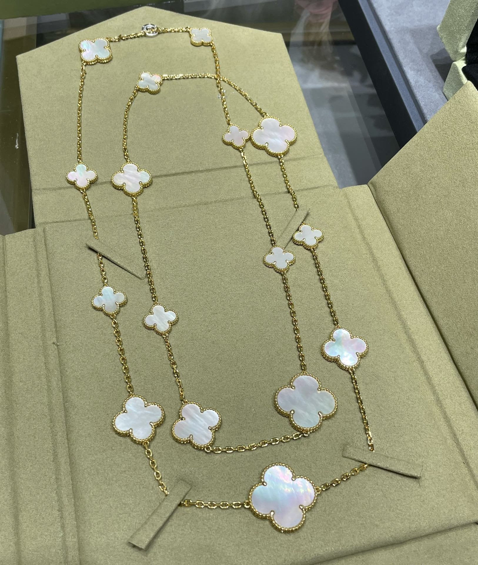¡®Twinkle jewelry¡¯CLOVER 16 MOTIF WHITE MOP GOLD NECKLACE