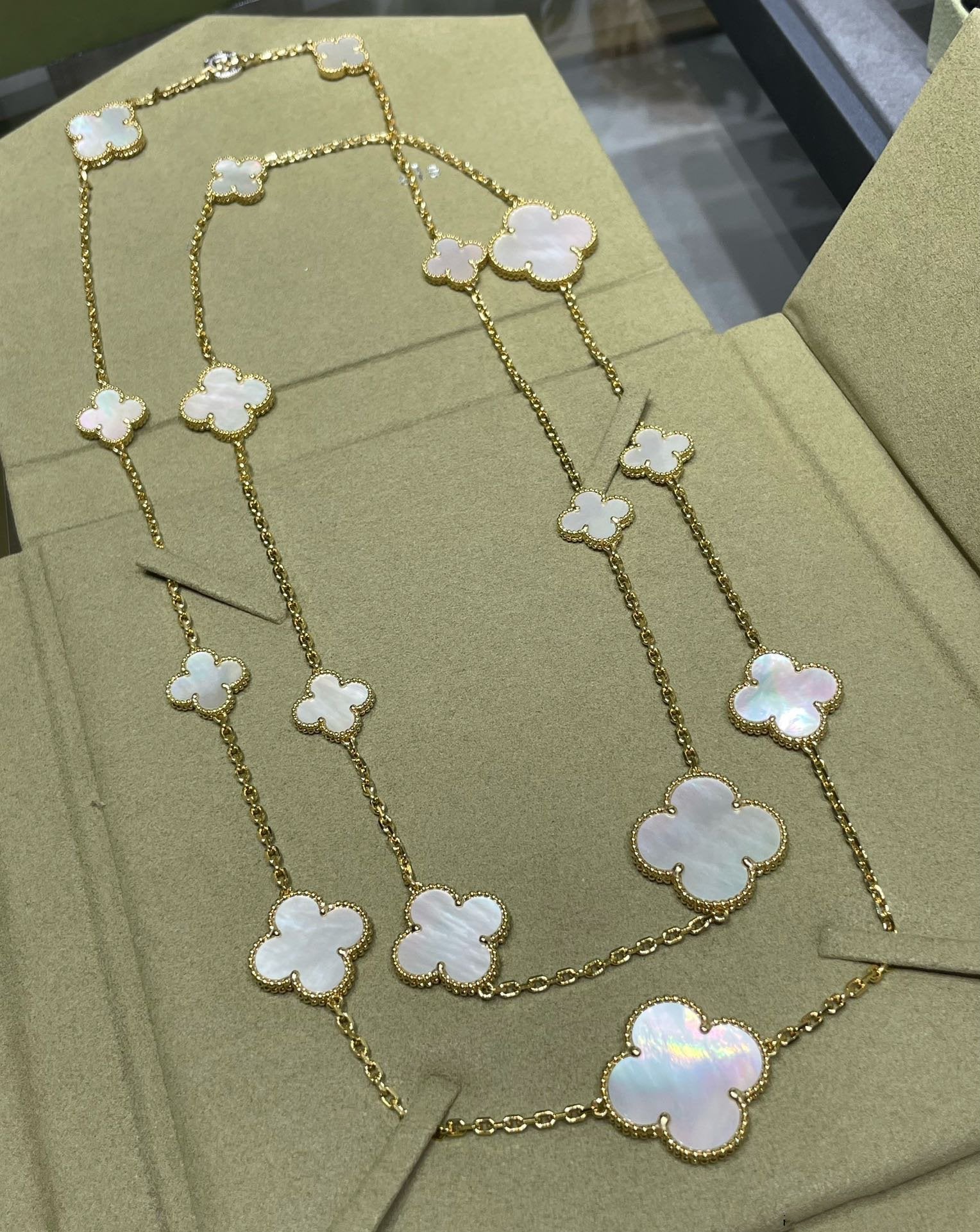 ¡®Twinkle jewelry¡¯CLOVER 16 MOTIF WHITE MOP GOLD NECKLACE