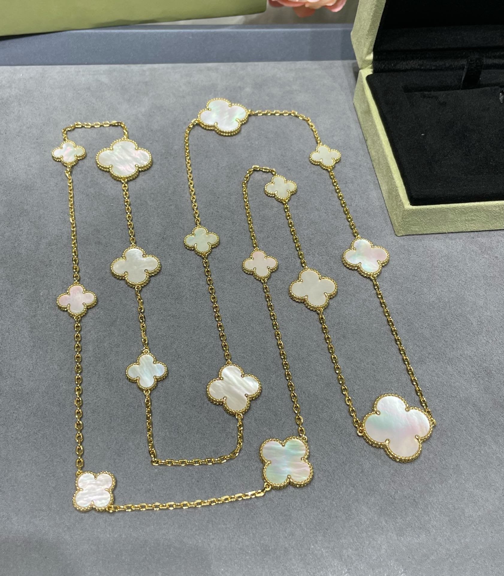 ¡®Twinkle jewelry¡¯CLOVER 16 MOTIF WHITE MOP GOLD NECKLACE