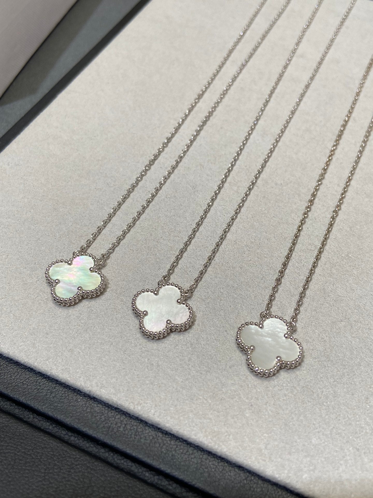 ¡®Twinkle jewelry¡¯CLOVER MEDIUM SILVER WHITE MOP NECKLACE