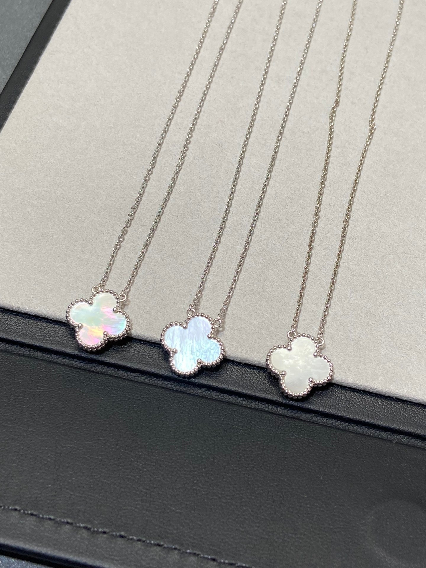 ¡®Twinkle jewelry¡¯CLOVER MEDIUM SILVER WHITE MOP NECKLACE