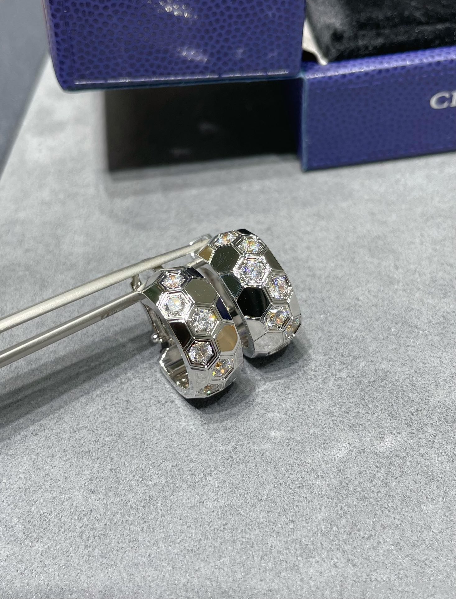 ¡®Twinkle jewelry¡¯BEE LOVE DIAMOND HOOP EARRINGS