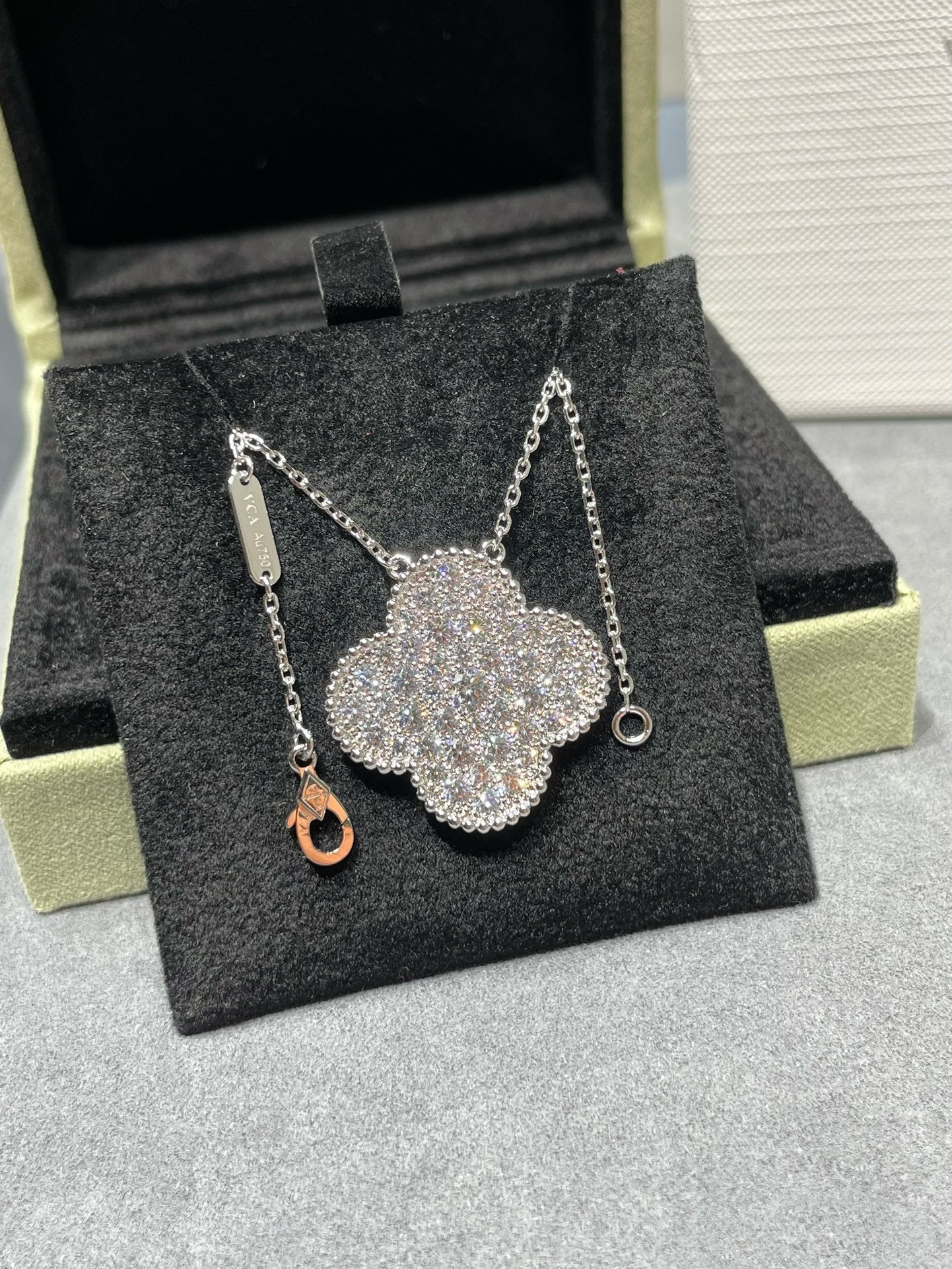 ¡®Twinkle jewelry¡¯CLOVER 25MM LARGE PENDANT DIAMOND PAVED SILVER NECKLACE