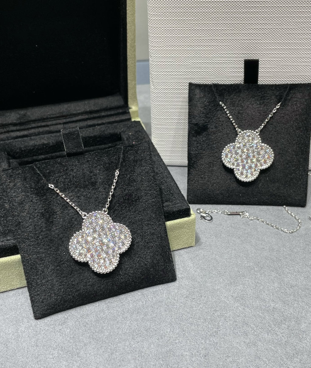 ¡®Twinkle jewelry¡¯CLOVER 25MM LARGE PENDANT DIAMOND PAVED SILVER NECKLACE