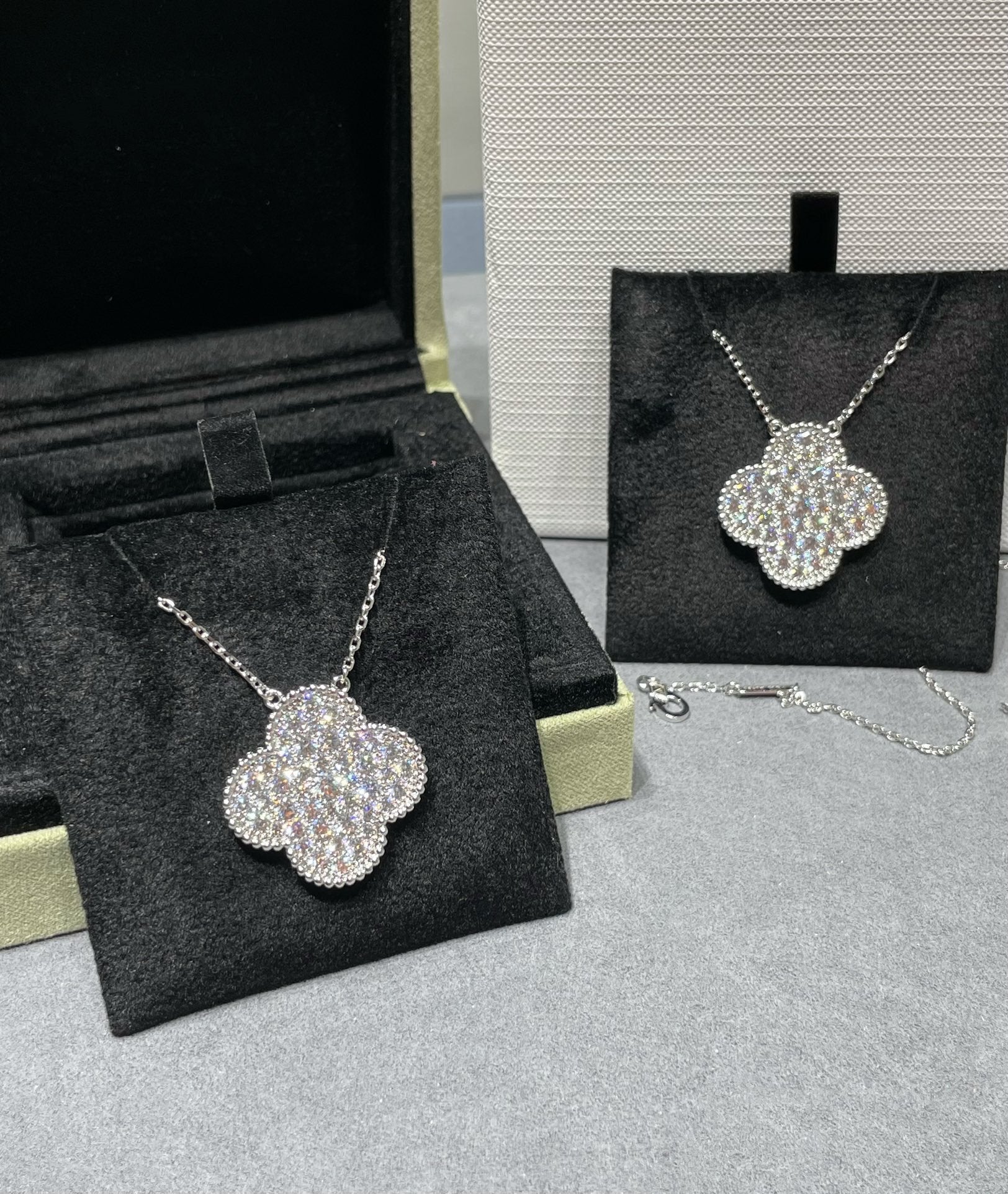 ¡®Twinkle jewelry¡¯CLOVER 25MM LARGE PENDANT DIAMOND PAVED SILVER NECKLACE