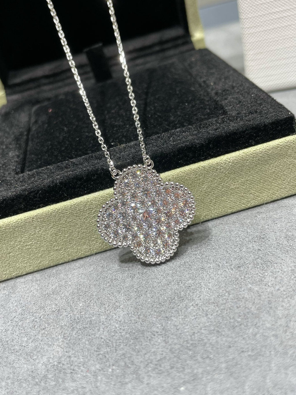 ¡®Twinkle jewelry¡¯CLOVER 25MM LARGE PENDANT DIAMOND PAVED SILVER NECKLACE