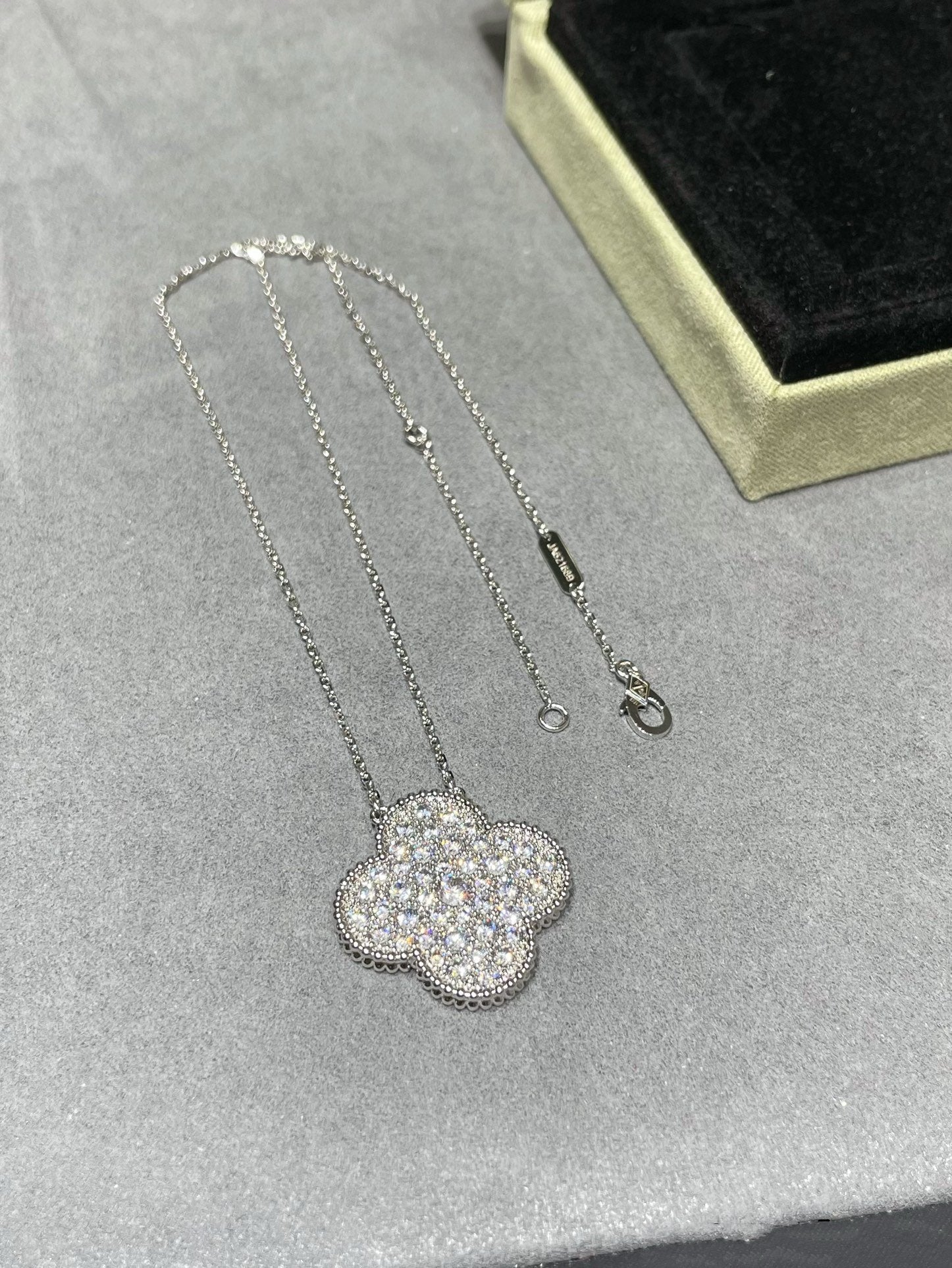 ¡®Twinkle jewelry¡¯CLOVER 25MM LARGE PENDANT DIAMOND PAVED SILVER NECKLACE